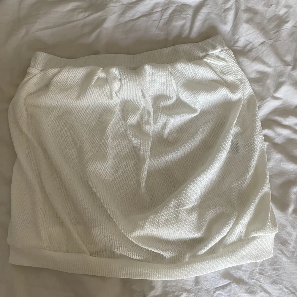 Säljer denna snygga vita tröjan i storlek S Längd: 44cm . T-shirts.