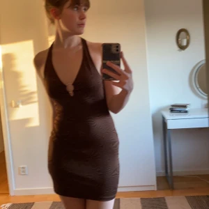 Brun minidress - Jättefin minidress från divided H&M som tyvärr inte kommit till så mycket användning. Klänning har inga tecken på användning 