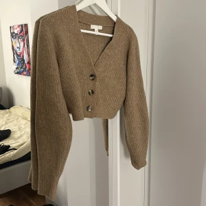 Croppad stickad tröja - En jättefin stickad tröja från H&M, i strl S! 🤎 Endast använd ett fåtal gånger 