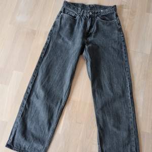 Snygga grå-svarta jeans från Vailent, köpta på Carlings. Modellen heter VD Baggy Black. Hittar en liten trådskada nedanför höger knä, i övrigt i fint skick.
