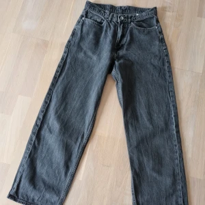 Carlings Vailent jeans - Snygga grå-svarta jeans från Vailent, köpta på Carlings. Modellen heter VD Baggy Black. Hittar en liten trådskada nedanför höger knä, i övrigt i fint skick.