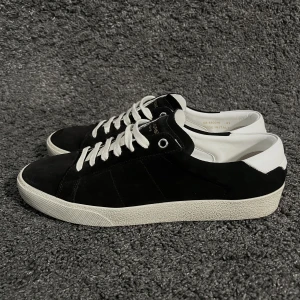 Saint Laurent skor  - Säljer ett par Saint Laurent skor i den eftertraktade färgen svart. Storlek 41 passar 42. Nyskick, använda en gång utomhus. Nypris 5999kr, köp för endast 2800kr. Inget og ingår. Möts upp i Stockholm eller fraktar spårbart via postnord📦