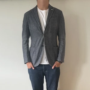 L.B.M 1911 Kavaj - L.B.M kavaj - Storlek 46 - varan är i jätte fint skick, inga flaws - modellen är 188cm och 83kg - vid frågor eller funderingar är det bara att skriva!