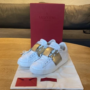 Valentino - Säljer dessa SJUKT snygga valentino skorna. En liten deffekt på randen som ni kan se på bilden där färgen är lite dålig o därav priset, annars Väldigt fint skick!! Hör av er vid andra frågor