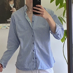 Randig skjorta - Sommrig och skön skjorta i vitt och blårandigt💙