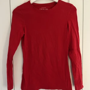 Tröja - Tajt långärmad tröja i bra skick:) Vid frågor är det bara att höra av sig!💕