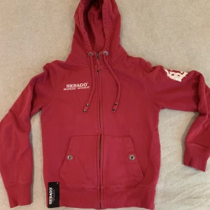 Kofta - Röd sebago zip-up med luva❣️