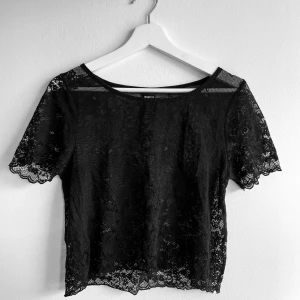 Spets tröja  - Tröjan är från Gina Tricot, Storlek 34  Bra kvalitet & använd några gånger. Storlek 34 motsvarar XS🌸 Har tyvärr ingen bild när jag har på mig den då den inte passar längre 😔
