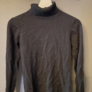 Mjuk polotröja  - Långärmad polotröja som är supermjuk! Lite använd då jag inte gillar polokrage  Finns ingen storlekslapp men runt S/M 