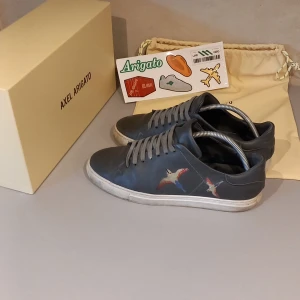 Axel arigato skor - Säljer ett par feta skor i bra skick. Allt og kommer me tar emot byten skriv för fler bilder eller frågor priset är  fast