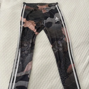 Adidas - Supersköna träninings legging 