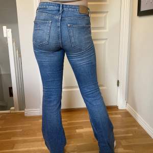 Blå jeans midja medium hög. Bootcut stl 27. Ben innerlängd 79cm. H&M @denim.