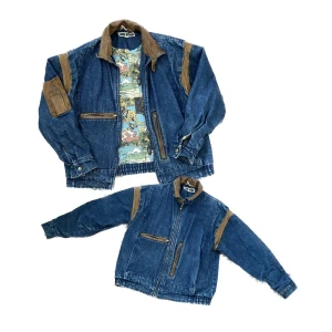 Jeans jacka  - Svin cool jeans jacka med bruna skin detaljer! Den är i storlek S och har 5 fickor! Köpt på Beyond Retro för 500kr för några år sen💕