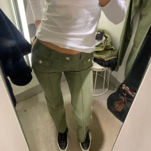 Gröna jeans hm - knappt använda gröna jeans från HM💓 Den andra bilden e min!