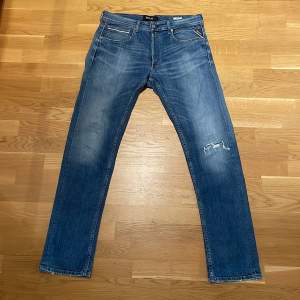 Ett par feta replay jeans i storlek 33. Dom är i väldigt fint skick! Skriv i DM om ni har några frågor. Pris går att diskuteras vid snabb affär!