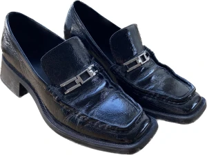 Vagabond loafers storlek 38 i äkta läder - Vagabond loafers storlek 38 i äkta läder med klack. Använda max 10 gånger, mest inomhus.  Storlek 38  Köptes hösten 2022.  Nypris: 1399:-  Getskinn