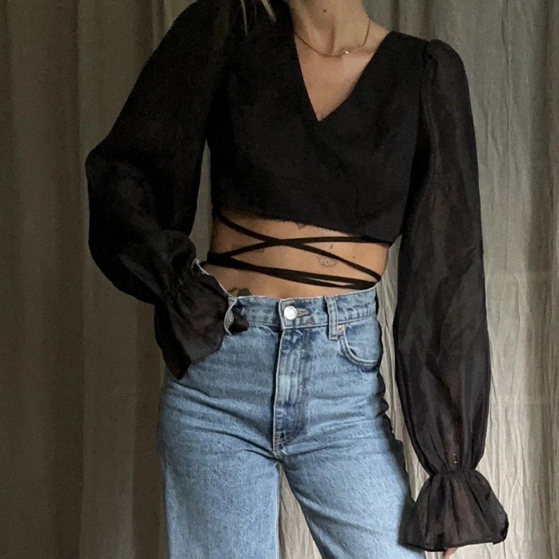 Svart blus med snörning