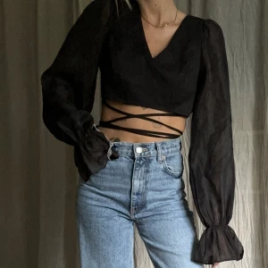 Svart blus med snörning - Oanvänd