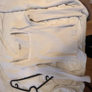 Zara topp - Säljer denna fina söta toppen frpn zara,köptes för 1/2 år sedan , storlek M. Knappt använd