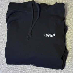 Levis hoodie  - Svart hoodie från Levis i riktigt bra skick. Kom gärna med bud eller skriv om du har några funderingar 😊