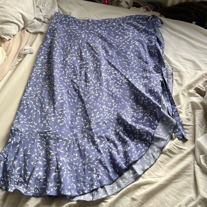 Kjol - Kjol ifrån SHEIN i bra sick. Slits på sidan och knyte runt midjan 