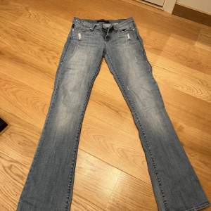 Lågmidjade utsvängda jeans från rock&republic, har jätte fina detaljer på fickorna💗
