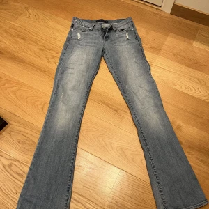Lågmidjade jeans - Lågmidjade utsvängda jeans från rock&republic, har jätte fina detaljer på fickorna💗