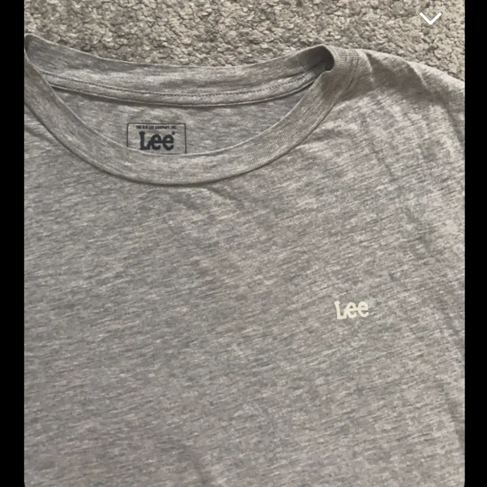 säljer denna lee tshirten, säljer lika dan i svart💞du får både den svarta och gråa t-shirten för 150💞. T-shirts.