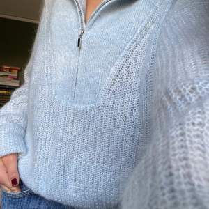 Blå stickad tröja/kofta från bikbok🩵 Den har använts mycket sparsamt och är i nyskick. Skriv privat för fler bilder eller om du vill diskutera priset☺️