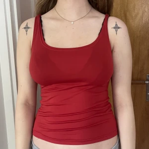 Rött linne - Jättefint rött linne i nyskick. Tröja som lätt går att klä upp eller ha till vardags.