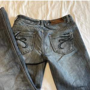 Säljer dessa skitsnygga lågmidjade jeans från Redstar med snygga bakfickor då dem tyvärr var för små på mig. Midjemått ca 74, innerbenslängd 78 cm. Hör av er vid frågor. 💗Lånade bilder! 