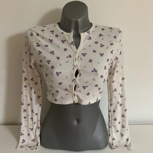 Cardigan  - Fin blommig cardigan, så unik och gullig 🤍🤍 Strl S!