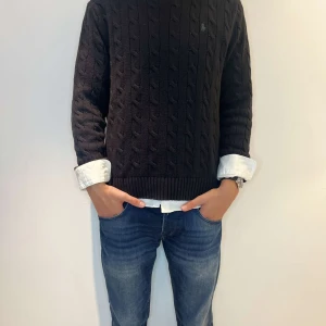 Mörkblå ralph lauren tröja - Stickad mörkblå ralph lauren tröja Storlek: M Sckik: 9/10 Nypris: 1499kr, vårt pris: 499kr 💫