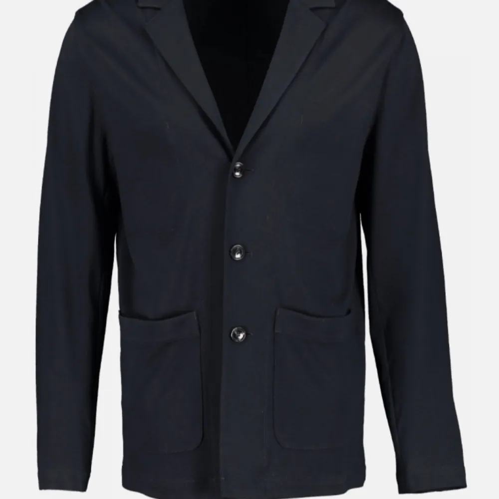 Trendig blazer från oscar jacobson, ”Hector Shirt Jacket” 2300kr nypris, fick i Julas men var för stor. Skick 10/10 allt og tillkommer. Den är mörk blå men ser nästan svart ut.. Tröjor & Koftor.