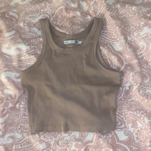 Croppad linne  - Beige croppad linne, använd 1 gång den är som ny. 