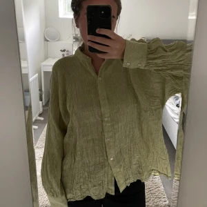 Blus Massimo Dutti - Såå härlig blus i linne från Massimo Dutti. Har en så snygg, lite oversize, passform