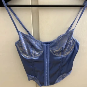 Blå korsett  - Säljer mina blåa korsett topp i storlek s då den aldrig kom till andvändning. 