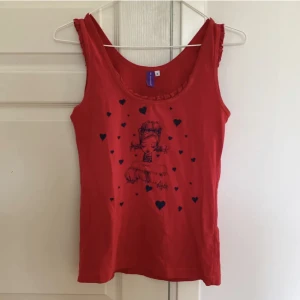 Linne - Vintage linne med hjärtan och volangdetaljer