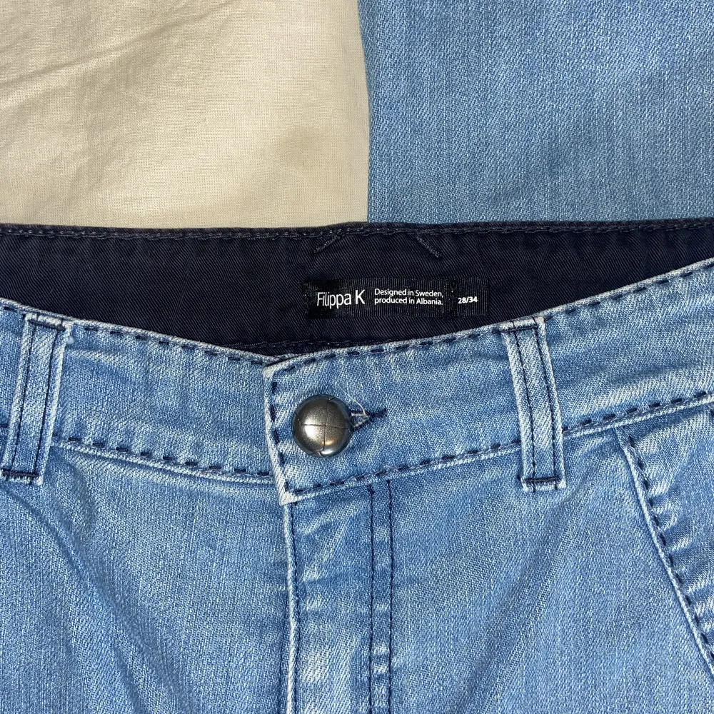 Filippa K jeans, inga tecken på användning!✨ high waist. Snygga svarta sömmar. Perfekt i längden för mig som är 174. Hör av dig om du har frågor eller är intresserad! ✨. Jeans & Byxor.