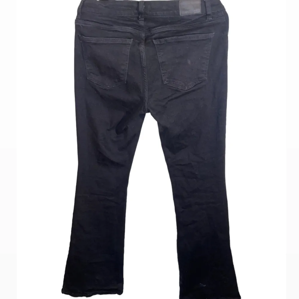 Jättefina low waist bootcut jeans! Köpta i Gina Tricot, storlek: 42.  Jeansen är i gott skick, och använda max 3-4 gånger. . Jeans & Byxor.