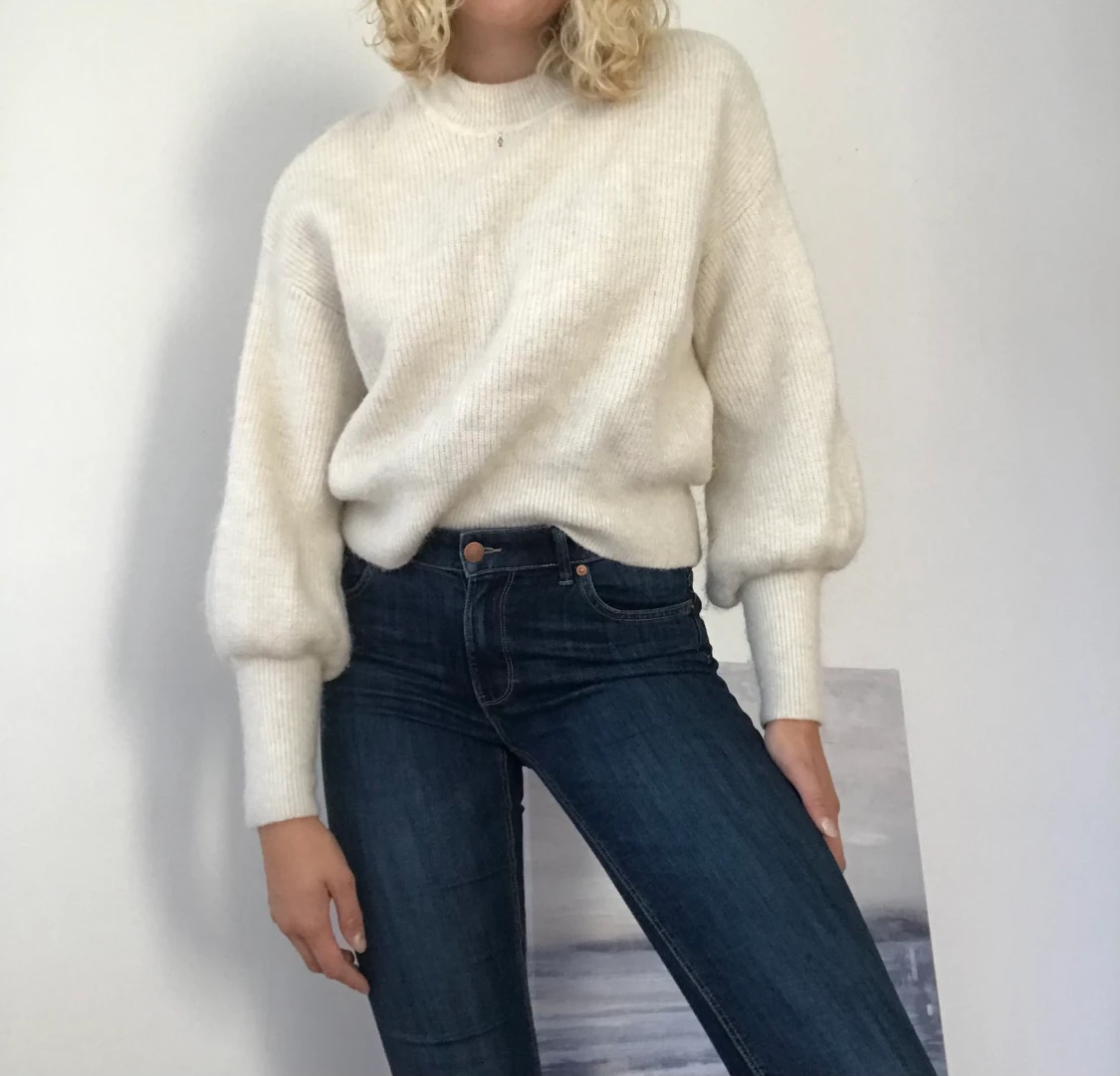 Stickad vit tröja