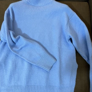 Stickad tröja  - Säljer denna fina stickad tröja från h&m, helt ny använd bara en gång två timmar Max. Passar S_M 