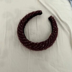 Hårband - Vene vad jag ska skriva, den e i helt okej skick men ser typ ny ut