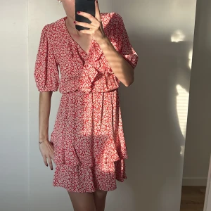 Blommig sommarklänning - Så fin klänning som är helt oanvänd!