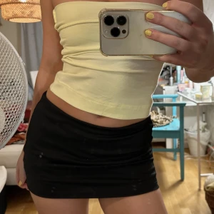 Svart mini kjol - Lågmidjad kjol med insydda shorts så man inte ser allt för mycket🤭 så himla snygg men får själv aldrig användning för den;(