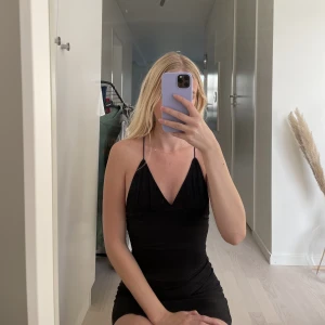 Svart klänning - Helt oanvänd svart tajt klänning från Hm i storlek xs