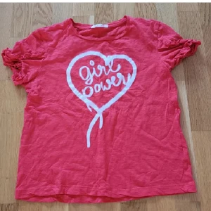 Tshirt  - Topp från KappAhl i stl 158/164 med jättegulliga detaljer på armarna. I utmärkt skick. Kan fraktas, men köparen står för frakten 💕