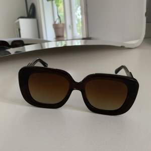 Sjukt coola 70-tals solglasögon från svenska märket Chimi🤩Bruna och i perfekt skick!!