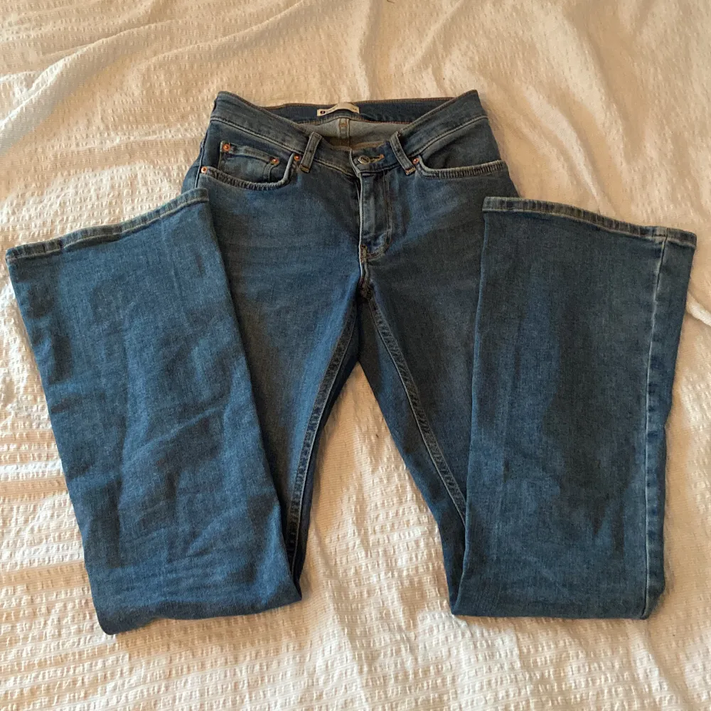 Säljer dessa lågmidjade gina bootcut jeansen då dom inte kommer till användning. Jeans & Byxor.