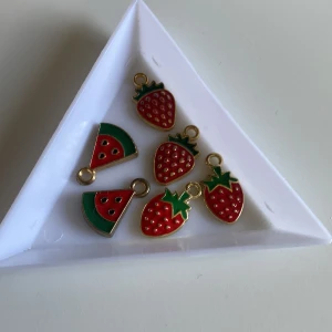 Berlocker  - Jordgubbe och vattenmelon berlocker! Fina till sommaren och kan göras till öronhängen men kostar mer. 2 för 3kr.
